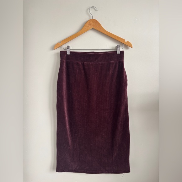 Chic Velvet Corduroy Pencil Skirt - Picture 2 of 3